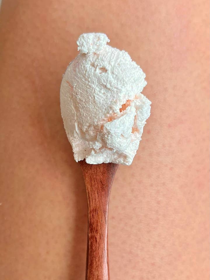 Ozone & Freesia - Scrub al sale dell'Himalaya rosa montato per la vendita all'ingrosso da parte di Rayne Refillery