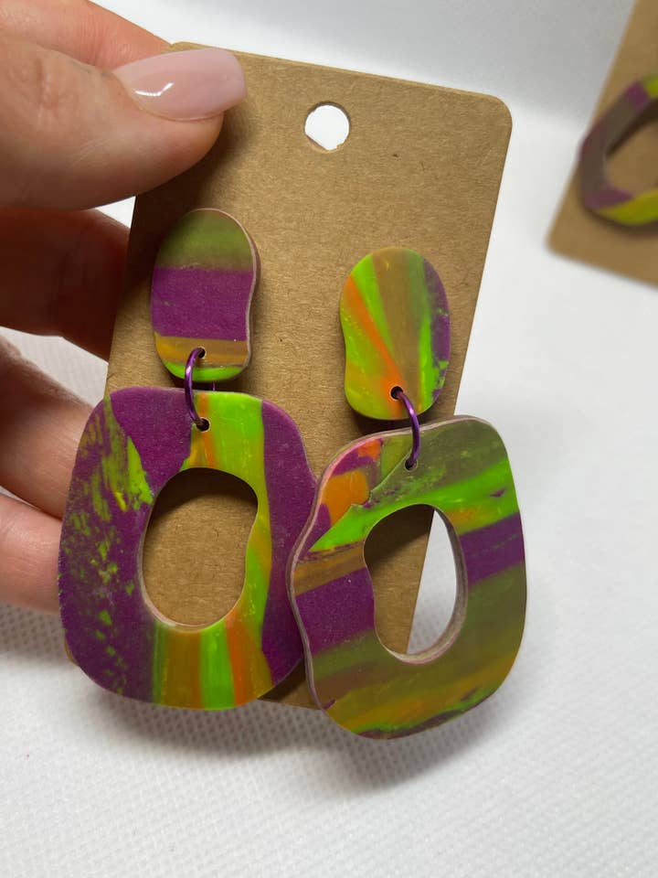 Irregular Grove aus neonfarbenem Marmor für den Großhandel von The Clayed Peach