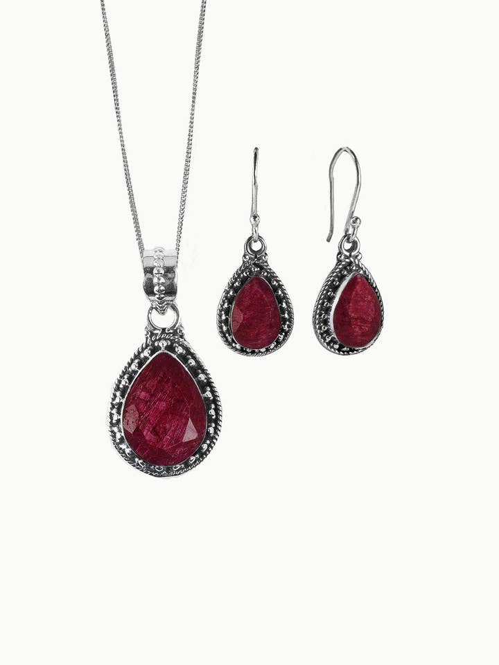 Ensemble collier et boucles d'oreilles en rubis brut Sivalya en argent sterling - Amalfi pour la vente par Sivalya