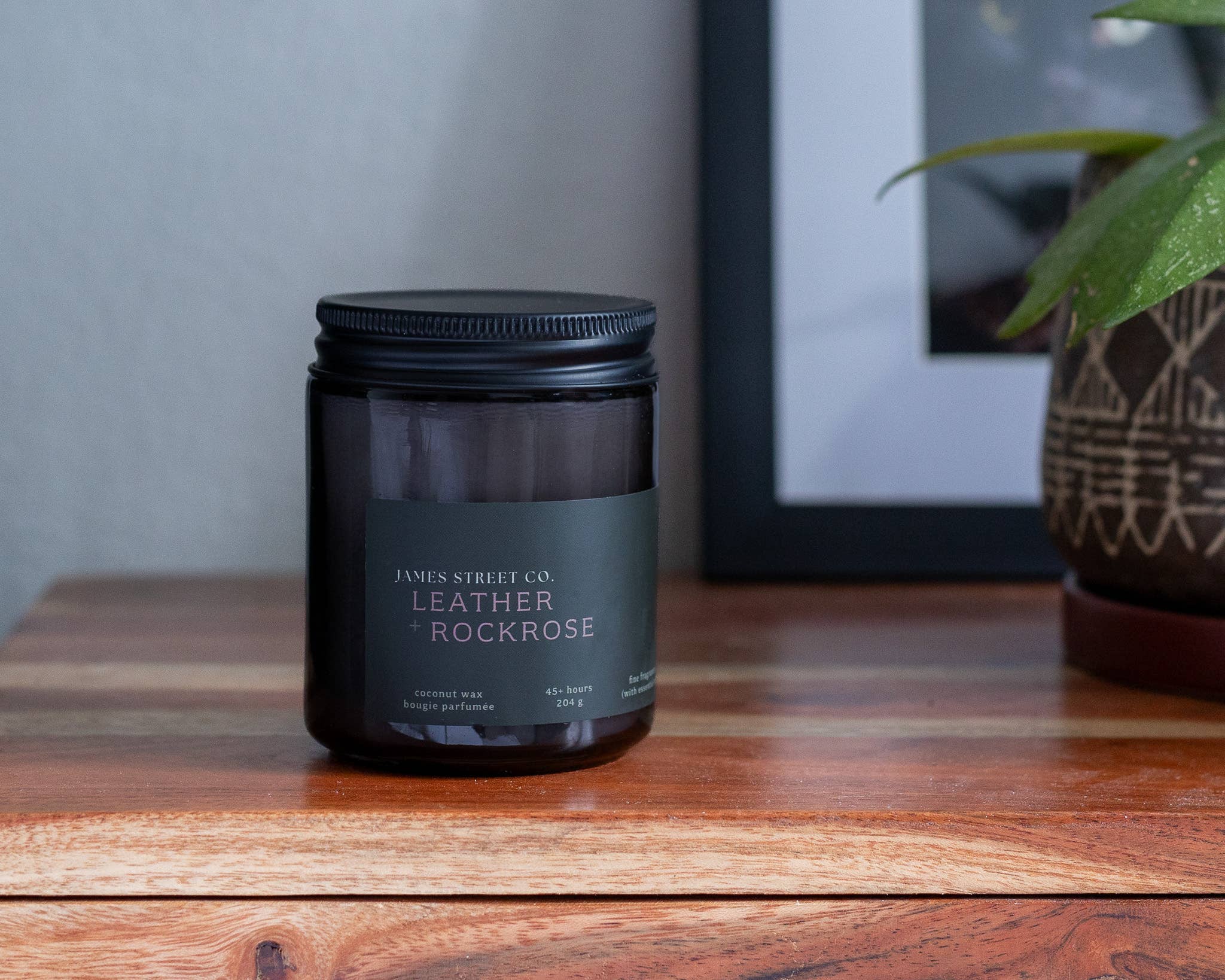 James Street Co. – Großhandel Kerze im Glas / gefüllte Kerze – Leder + Zistrose - Kokoswachs 8oz Kerze | Aromatisch Holzig Verführerisch1