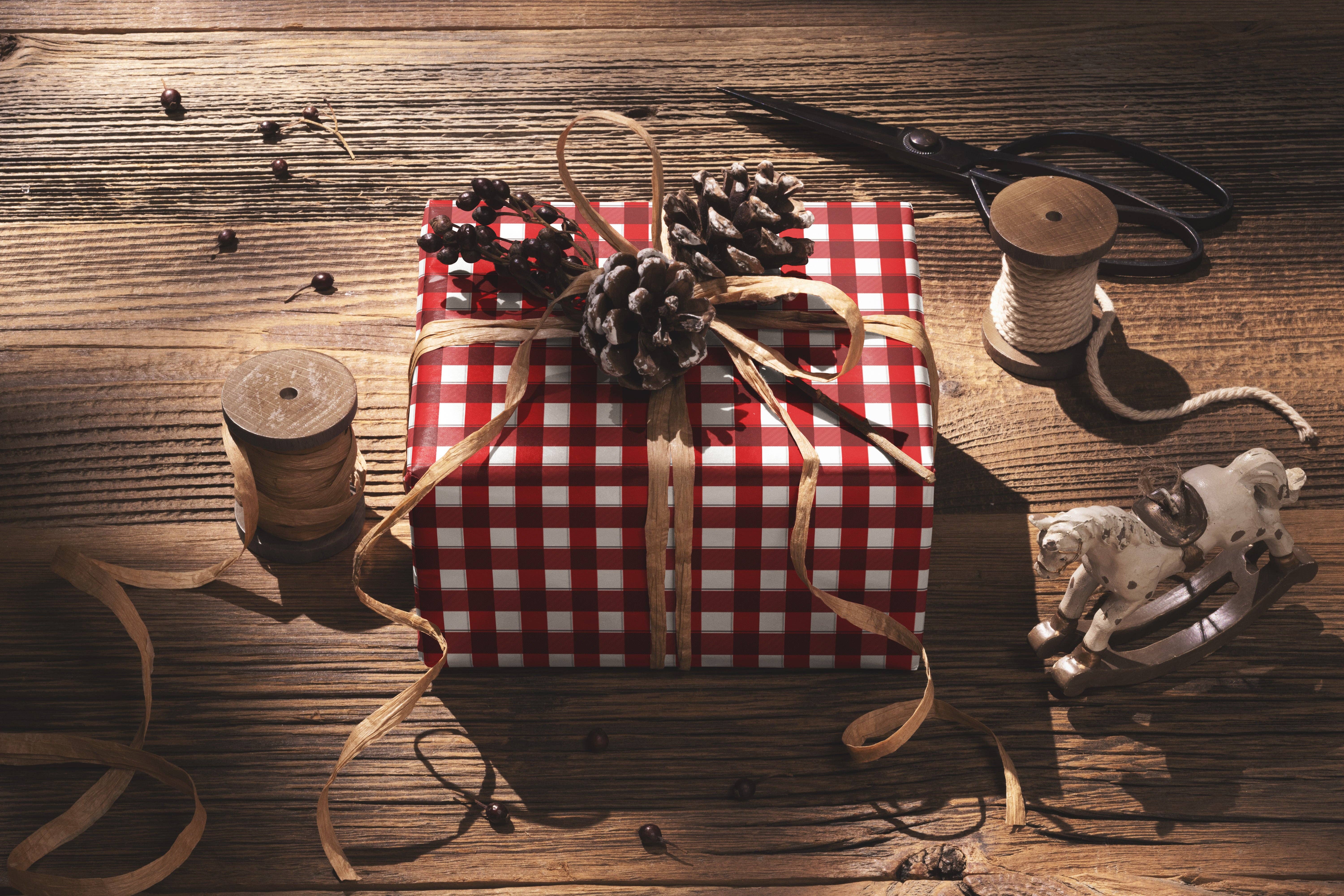 MagicMerchEmporium - Wholesale Wrapping Paper Roll - Classic Red Plaid Gift Wrap Roll5