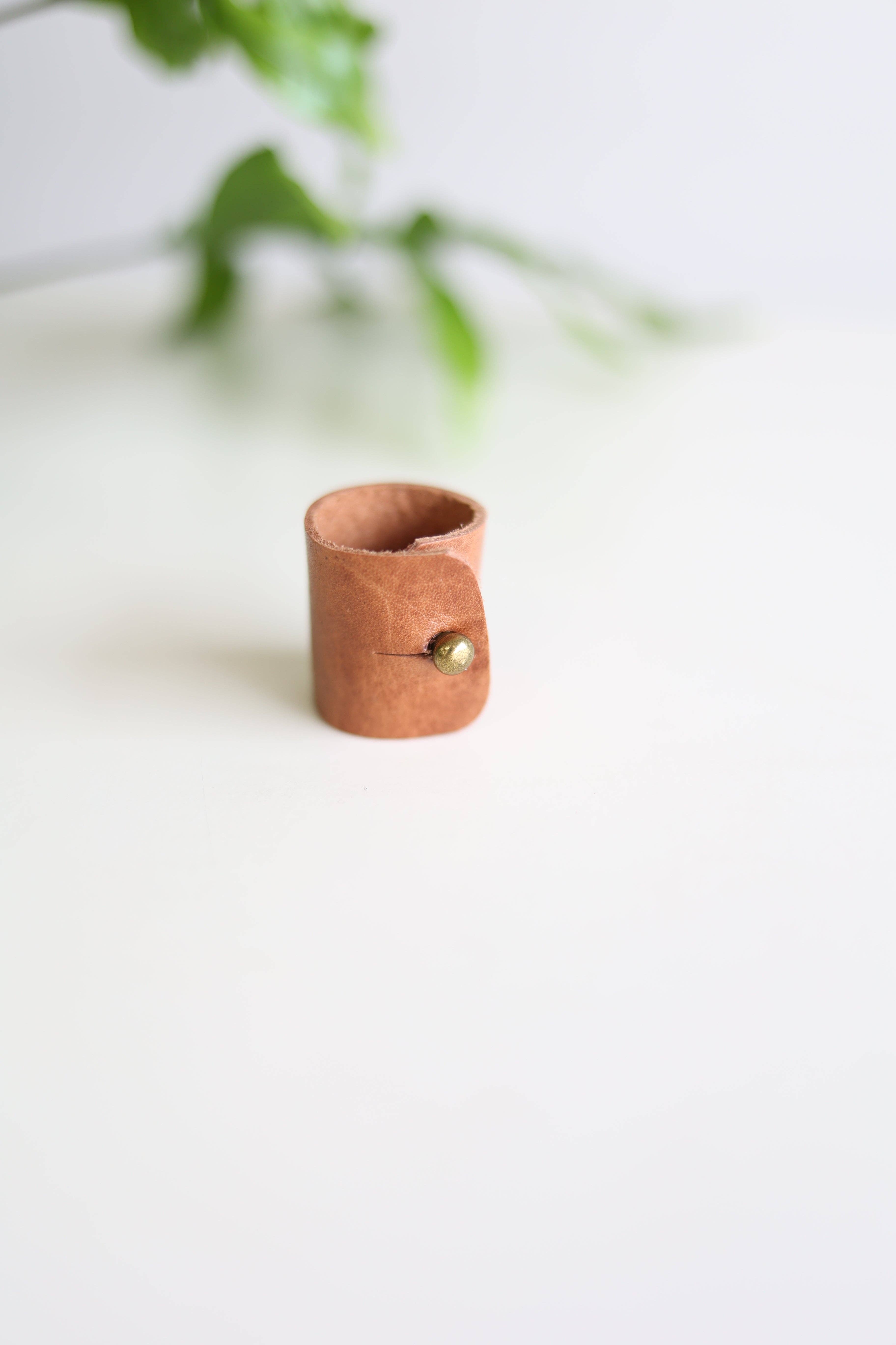 Jubilee Trading Co.  |  Ethical Trade Decor + Accessories – wholesale Sladdhållare – Lädersnörhållare - set om 35