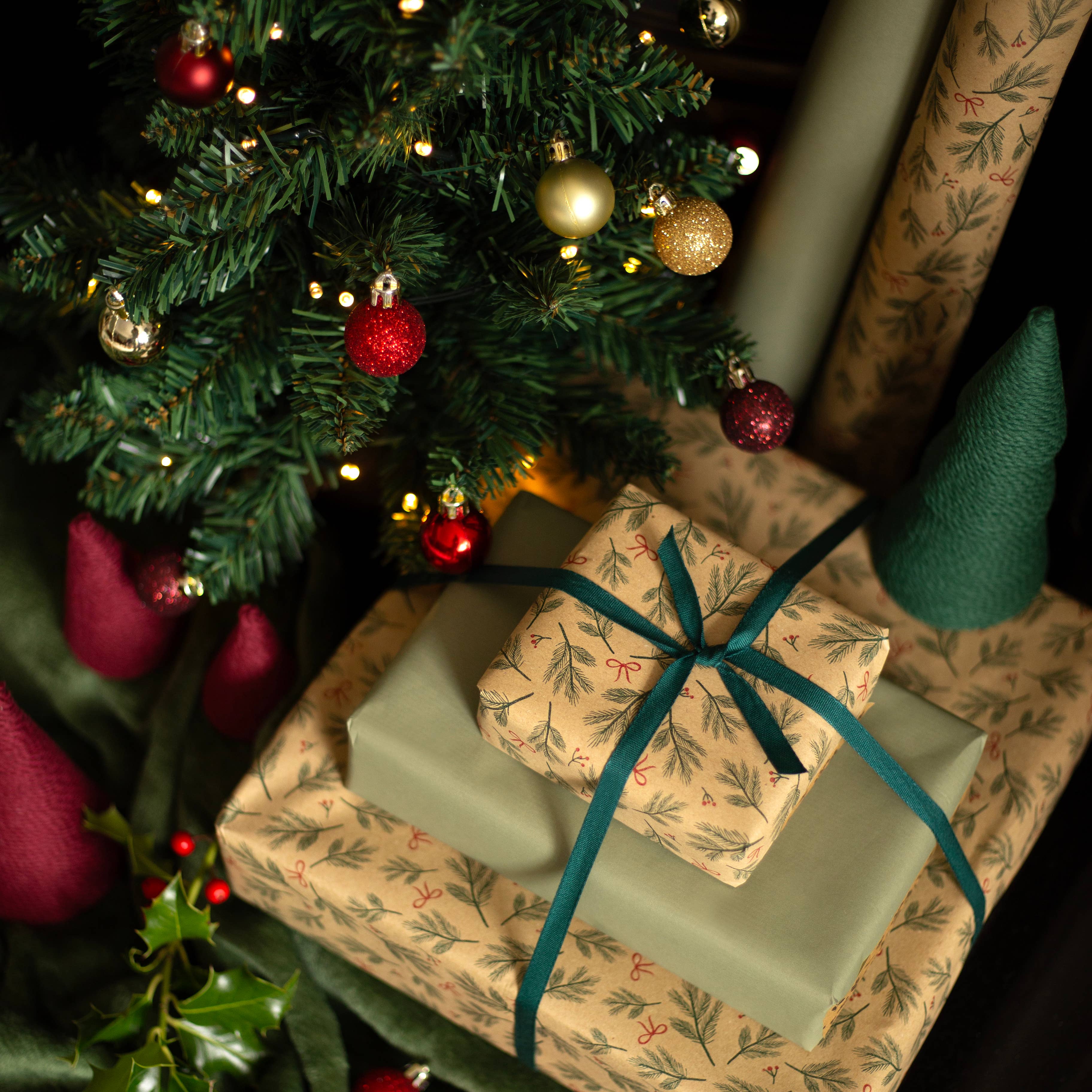 Cascayde - Wholesale Wrapping Paper Roll - 5m roll of Festive Branches & Bows Christmas Gift Wrap4