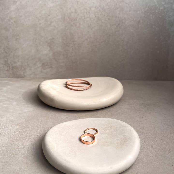Minimal Loot Design – Engroshandel Smykkeskål – Stenbakke, asymmetrisk bakke, aflang skål, smykkedisplay, uregelmæssig bakke, pyntebakke, betonindretning, unik bakke, minimalistisk, tyk