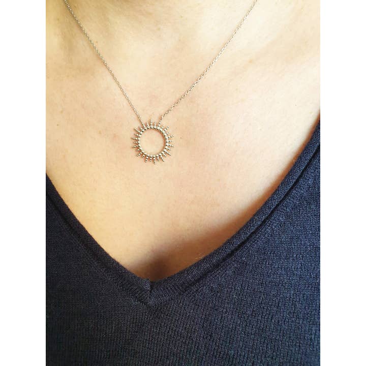 SIUKA – wholesale Hänge-/berlockhalsband – Rodium-plated 925/1000 silver ”Sun” halsband1