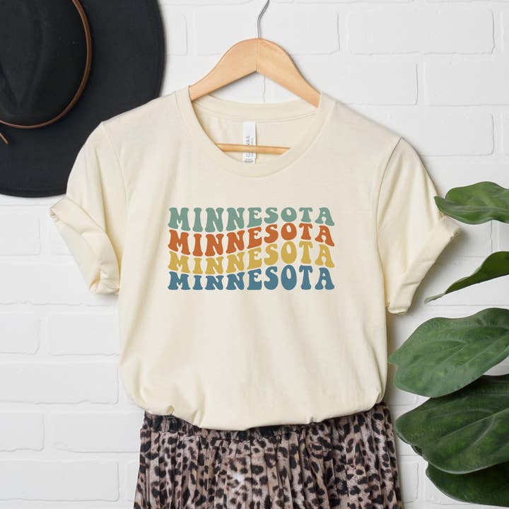 Minnesota Retro Wavy | T-shirt graphique à manches courtes pour la vente par Olive And Ivory Wholesale