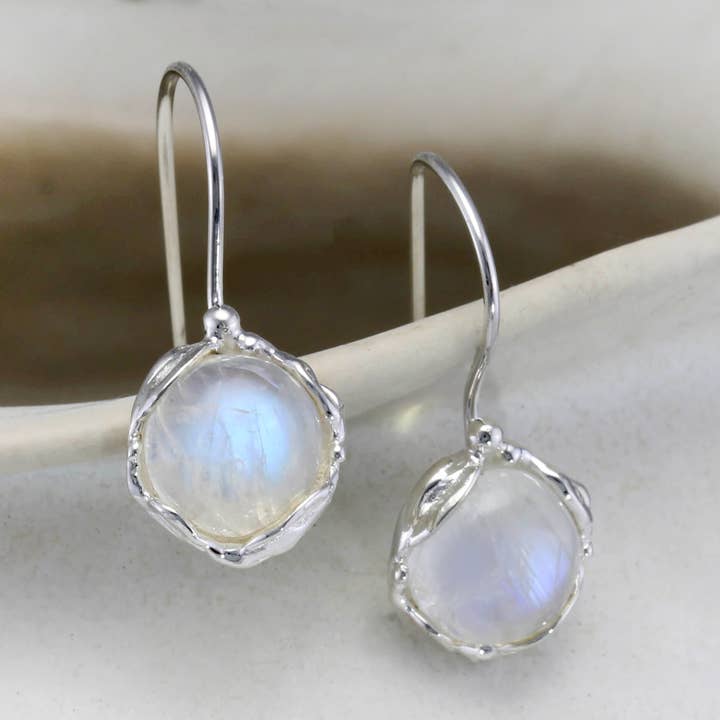 Eleganti orecchini pendenti rotondi in argento sterling fatti a mano per la vendita all'ingrosso da parte di Banyan Jewellery