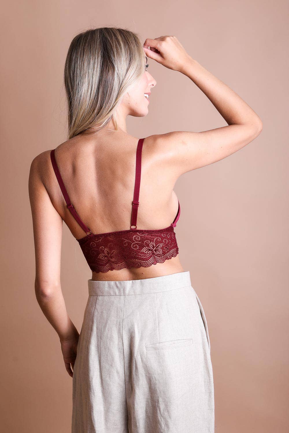 Leto Accessories - Vente Brassière – femme - Bralette à bretelles en dentelle de velours — Style luxueux, audacieux et féminin ✨4