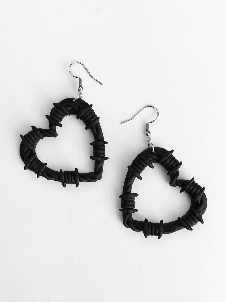 Schwarze Stachelherzen für den Großhandel von Sleepy Clay Studio