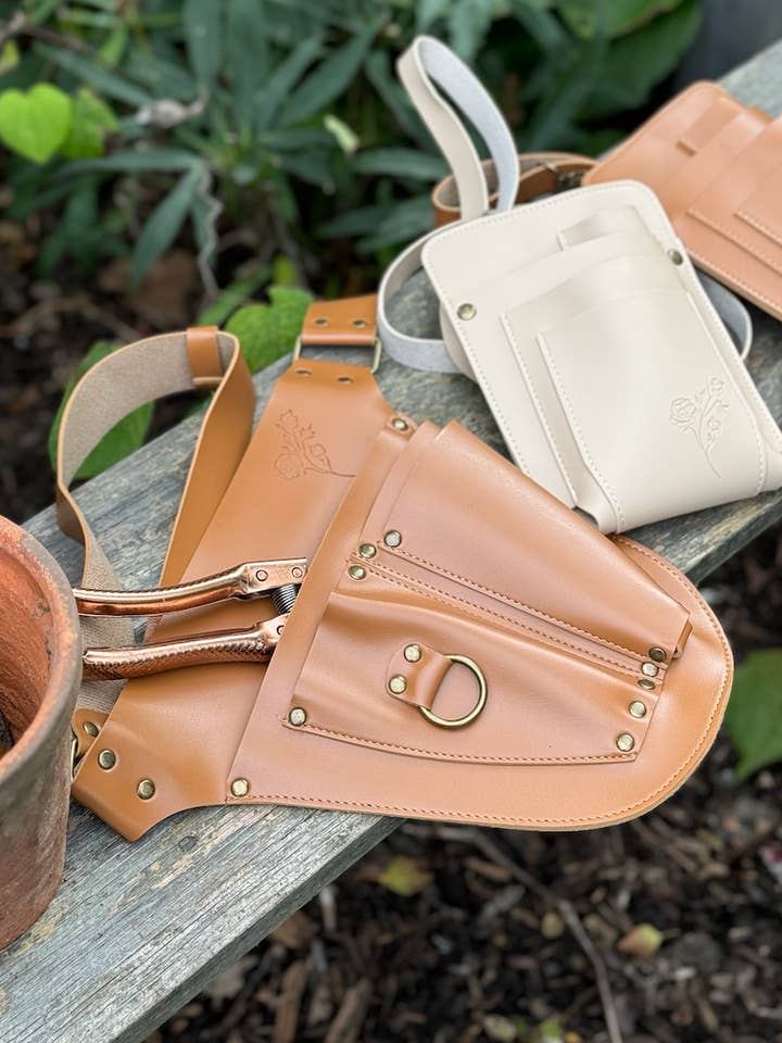 Ceinture à outils de jardin en cuir végétalien pour enfants pour la vente par Laura Hooper Design House