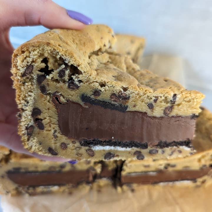 Untainted Tastes – wholesale Biscuit – Luxury Filled Cookie Pie (Chocolate Flavour)1