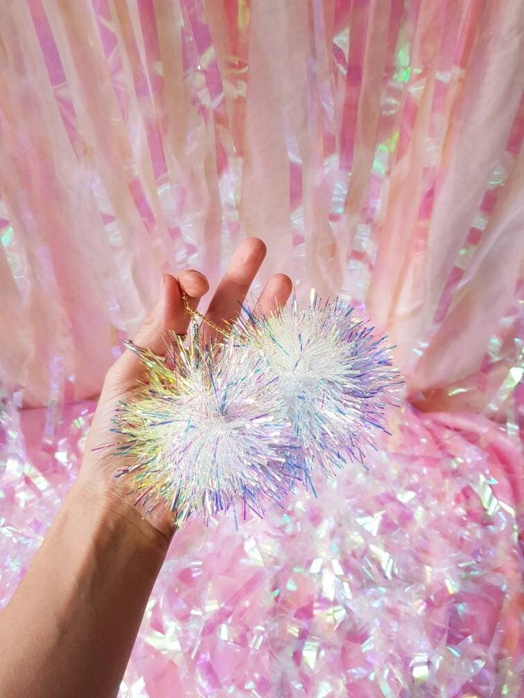 Fat Pom Poms - Vente Boucles d'oreilles pendantes - Boucles d'oreilles scintillantes irisées1