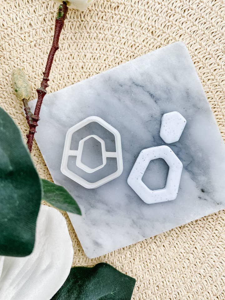 Emporte-pièce en pâte polymère hexagonale irrégulière pour la vente par Tera Clay