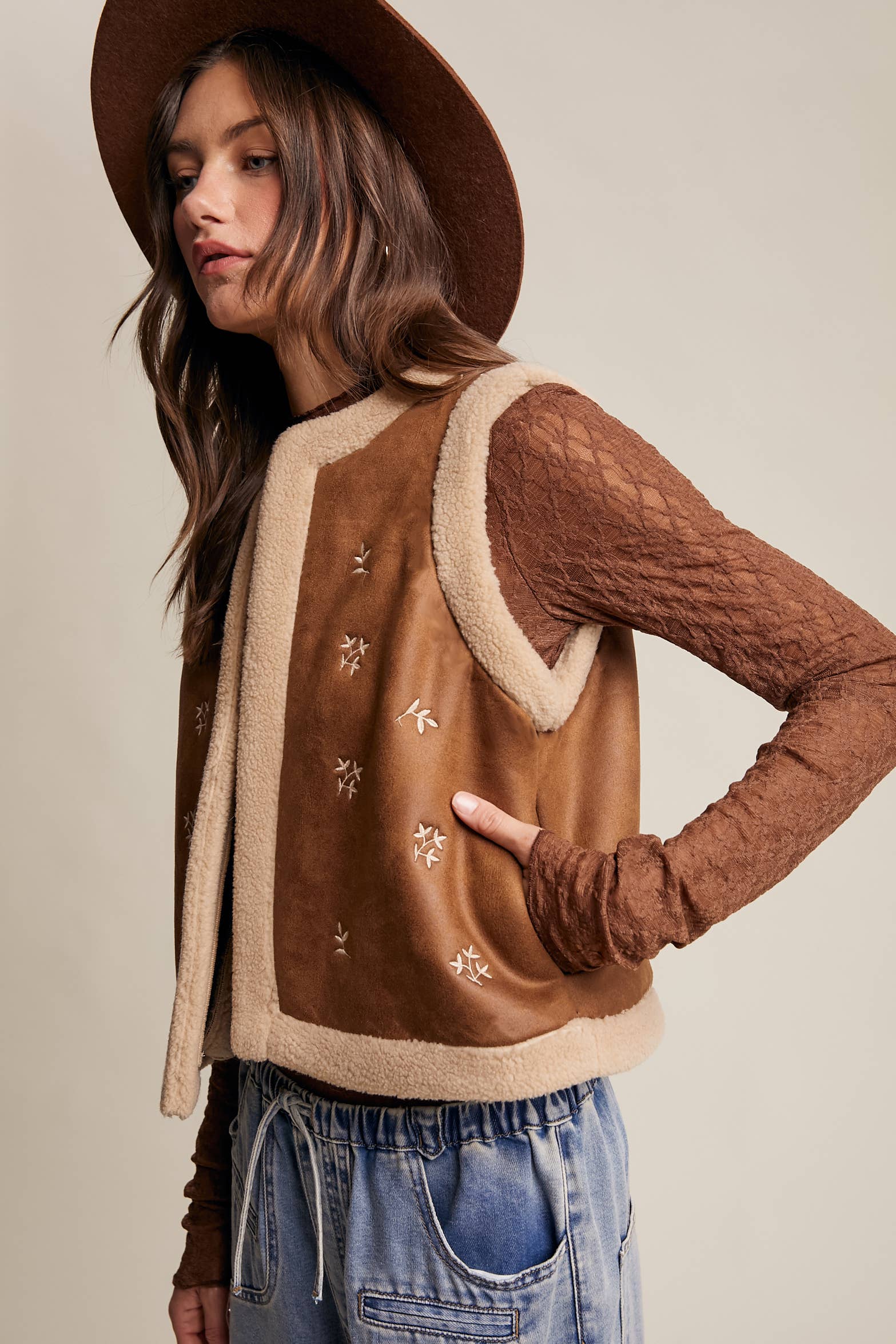 Listicle - Vendita all'ingrosso Gilè imbottito - Donna - Gilet in Finta Pelle Scamosciata Ricamata con Pelliccia Sintetica5