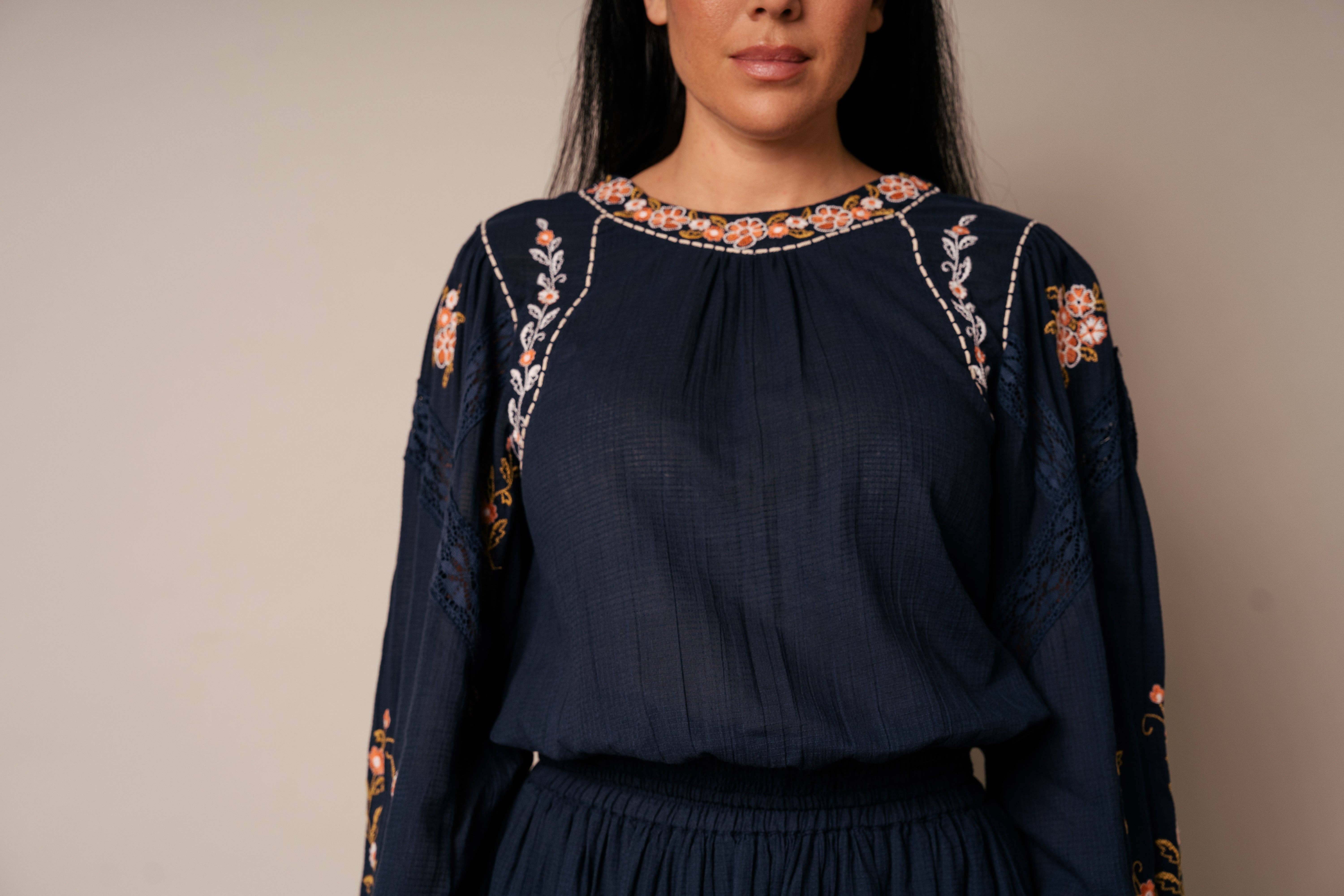 Kapda Casa – wholesale Blus - Dam – Marinblus med intrikat broderi1