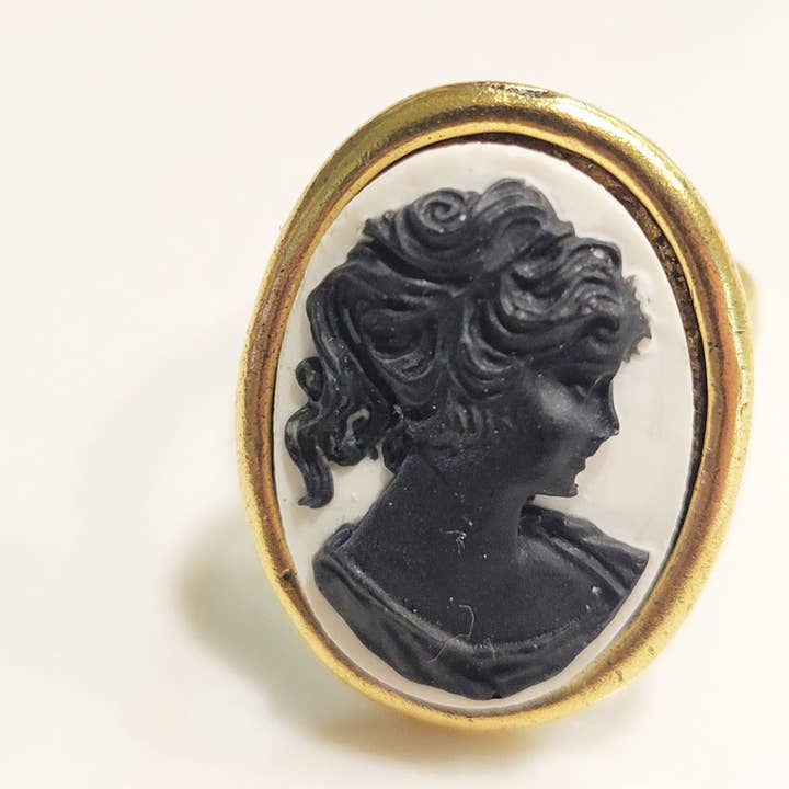 Grande bague camée classique noire pour la vente par Fizz