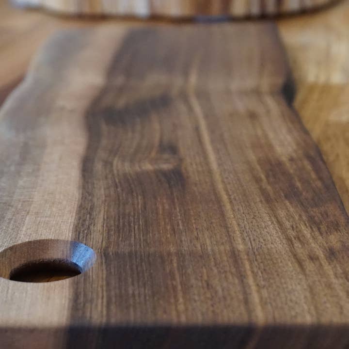 Melbourne Maker – Engroshandel Serveringsbakke – Håndlavet engelsk valnød træbræt med naturlige kanter - Serverings- og opbevaringsbakke4