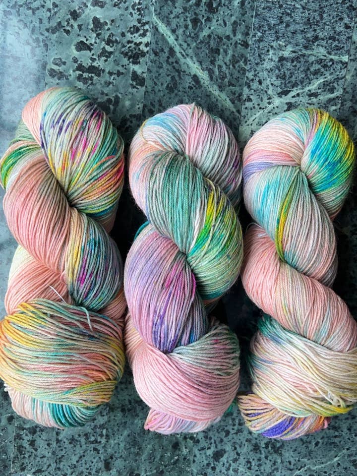 Handfärgat merinoullgarn - Mjukt och slitstarkt garn för stickning och virkning | Indiefärgad merinoull | Fingering | Frat Party Punch för wholesale av Honey and Clover Knits, LLC