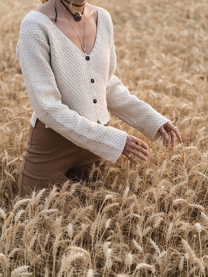 PRÉCOMMANDE | CARDIGAN DE TERRAIN - ÉCRU pour la vente par Arraei Collective