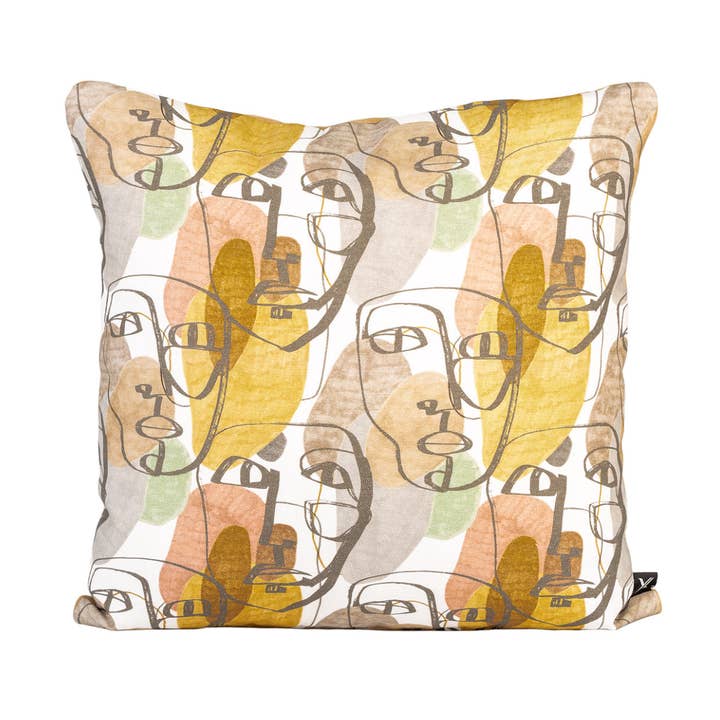 Coussin DINJA 50x50 Design avec visage et dossier en velours beige pour la vente par KUXIN // Home Fashion