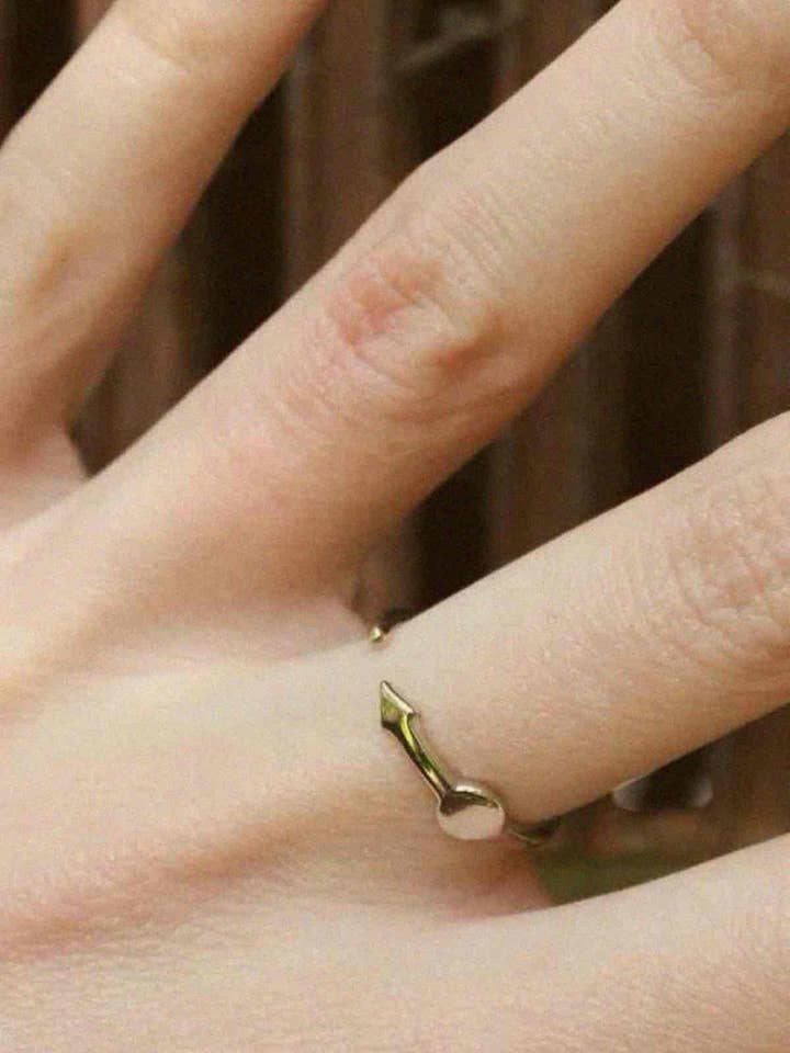 Nomad pil Dot Ring - platin forgyldt for engroshandel hos Nomad Avenue