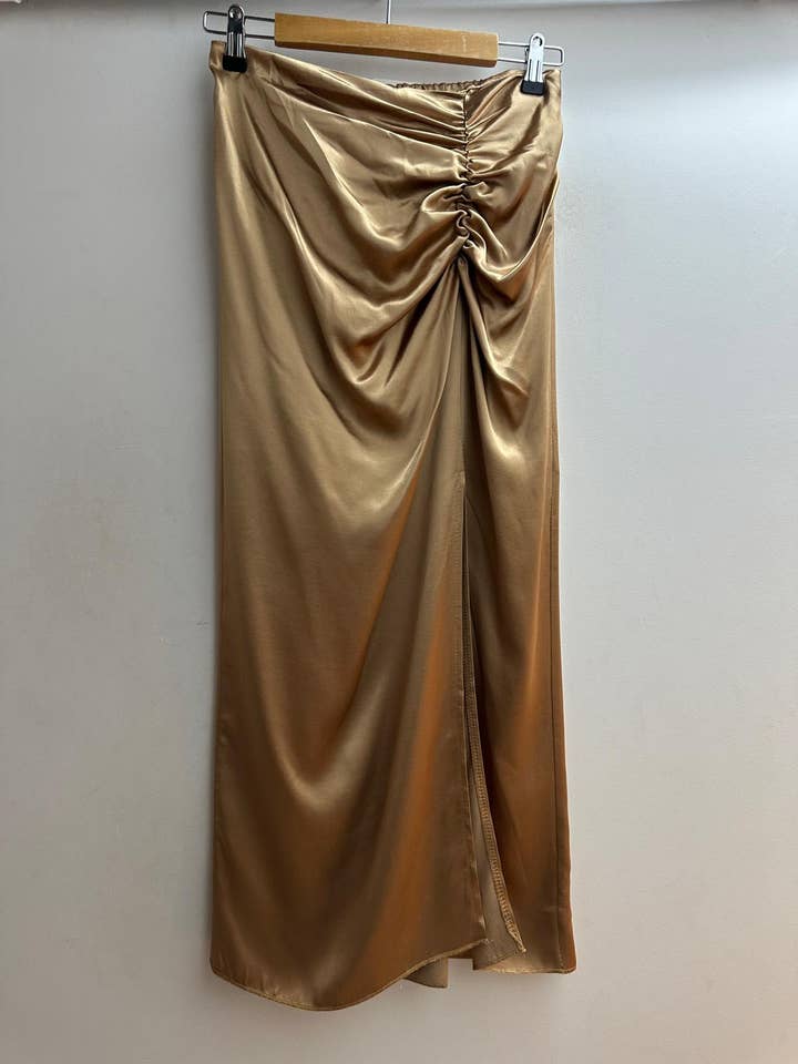 Langer Rock mit vorderem Schlitz links aus glänzendem Satin für den Großhandel von LORIANE