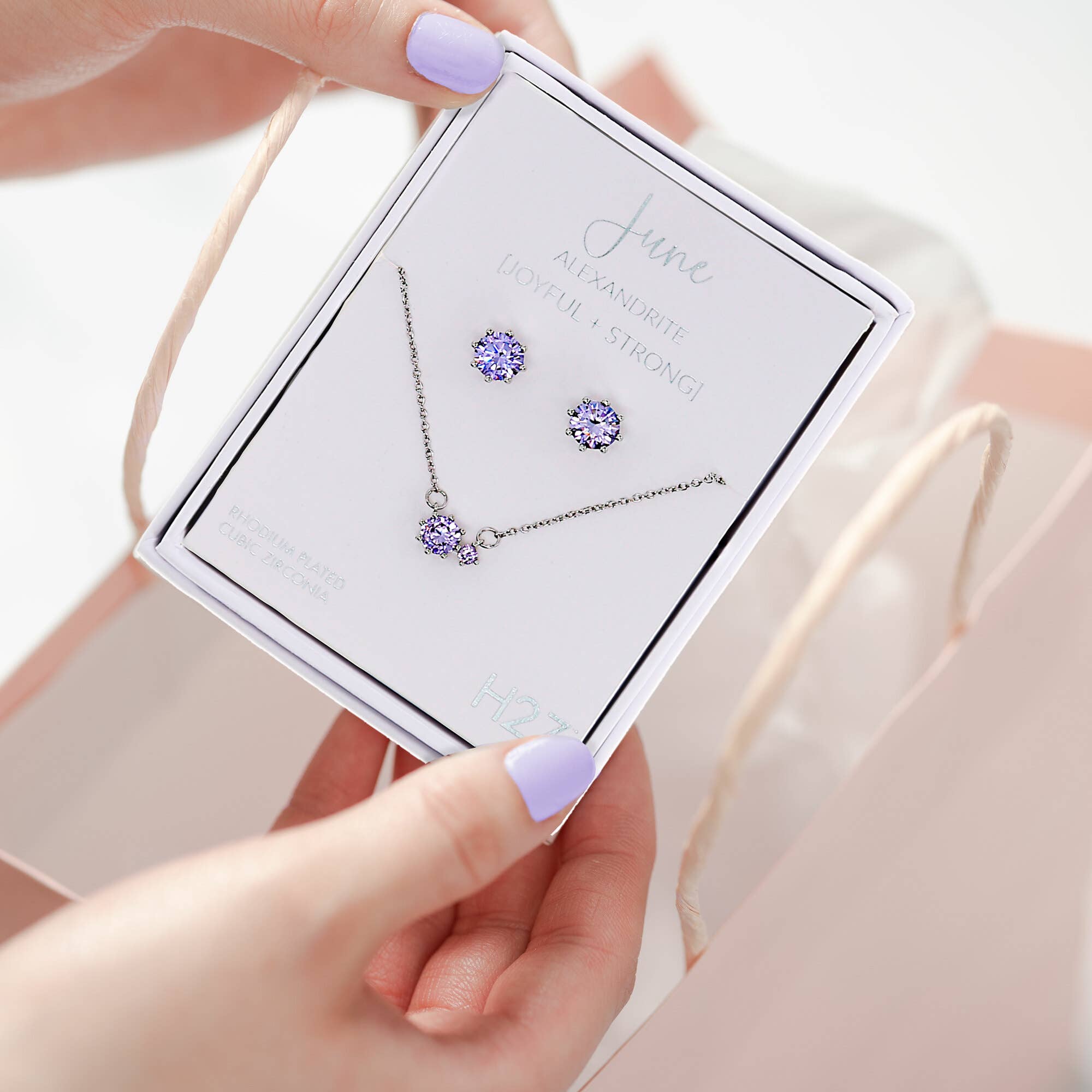 Pavilion - Vente Parures de bijoux - June Alexandrite - Coffret cadeau de bijoux en forme de pierre de naissance de 16,5 à 18,5 pouces2