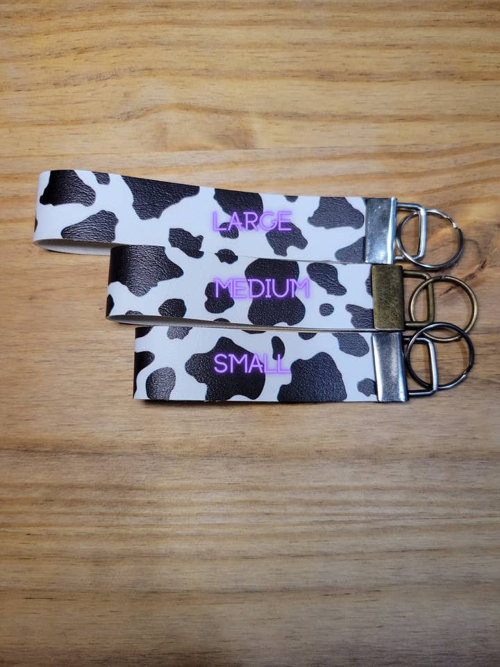 Porte-clé à imprimé vache pour la vente par Handmade by Haile