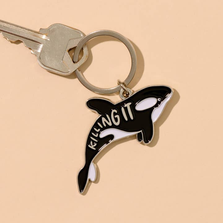 And Here We Are – Porta-chaves - Unissexo por atacado – Porta-chaves de esmalte Orca, Encanto de Bolsa - Pequena lembrança, Feriado, Guia de Presentes1