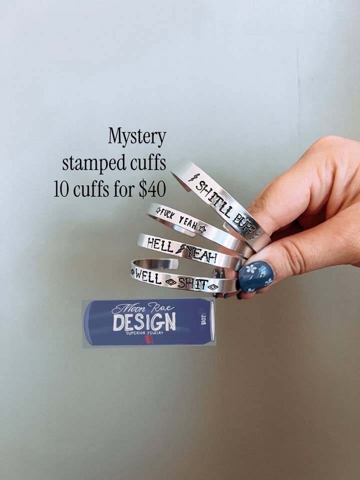 MYSTERIEPACK STÄMPLADE MANSCHETTER för wholesale av Moon Rae Design Co