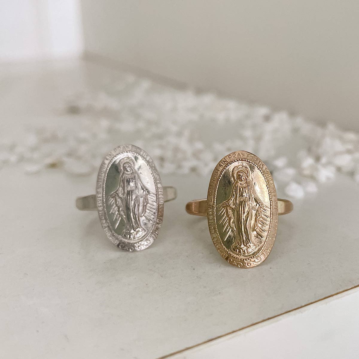 Isabelle Grace Jewelry – Großhandel Cocktail-/Statement-Ring – Wunderbarer Medaillenring mit Mutter Maria