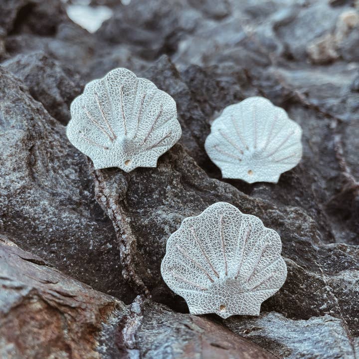 du vent dans mes valises - Wholesale Broche - Handgemaakte broche schelpenvorm van gerecycled leer4