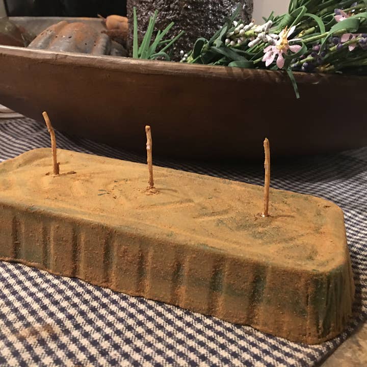 Blackened Bees Wax Colonial 3 Wick Primitive Candle Hoaf para venta al por mayor de The Cranberry Cornstalk Co.