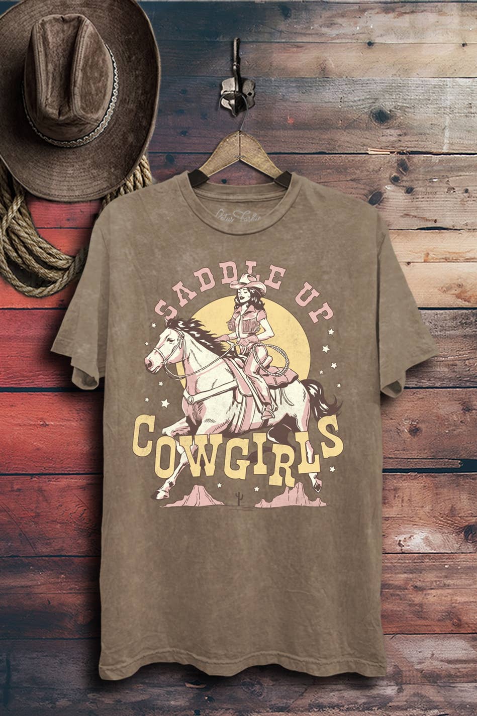 Lotus Fashion Collection – wholesale T-shirt med logga - Dam – Saddle Up Cowgirls Grafisk Topp8