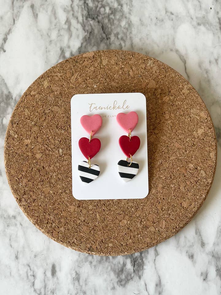 Kleine gestreifte, rosafarbene, rote Herzform, dreifach | Ohrringe aus Polymerton | Ohrringe zum Valentinstag für den Großhandel von taenickole