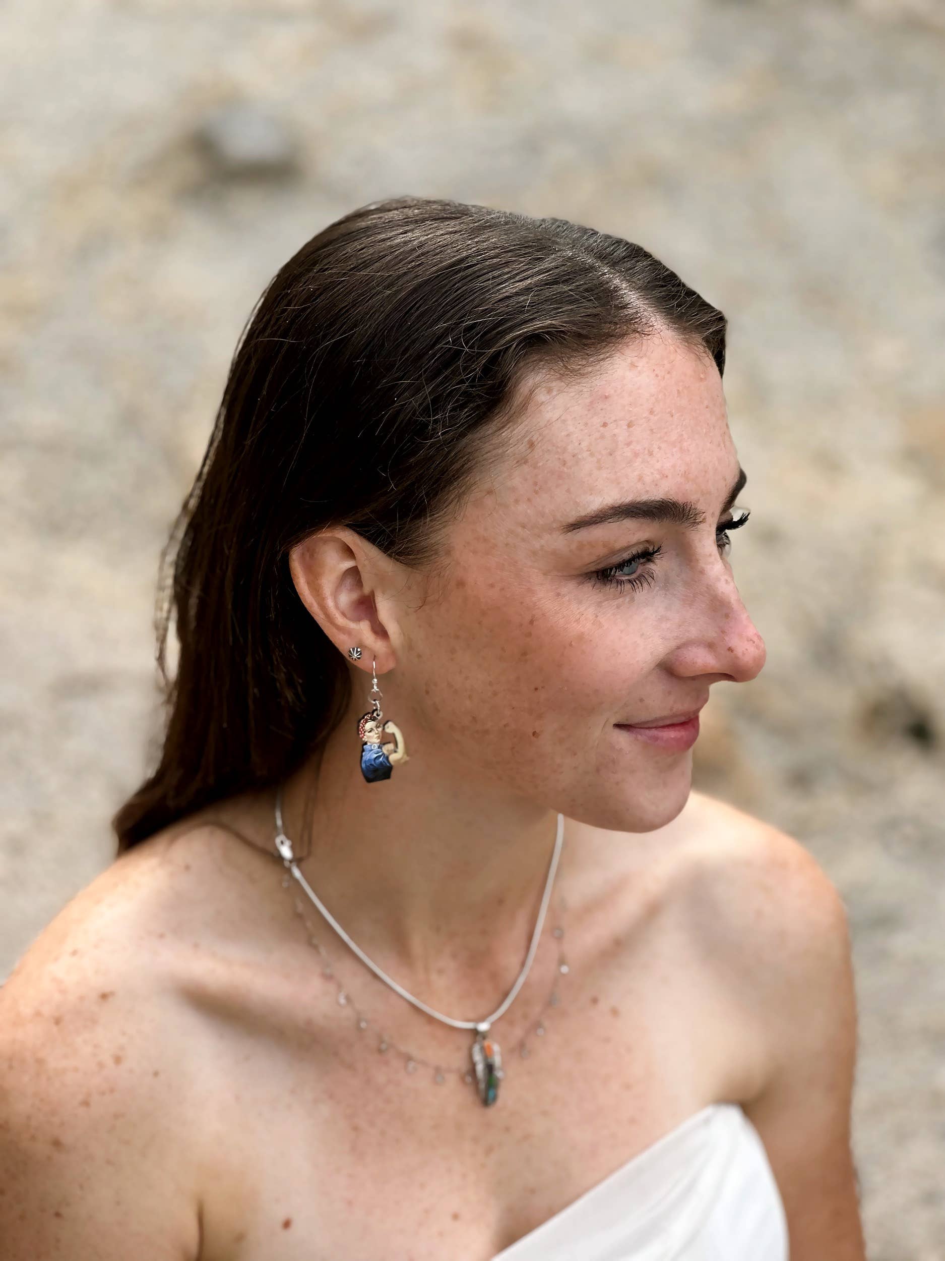 Green Tree Jewelry – Engroshandel Hængeøreringe og creoløreringe – Rosie Riveter øreringe1