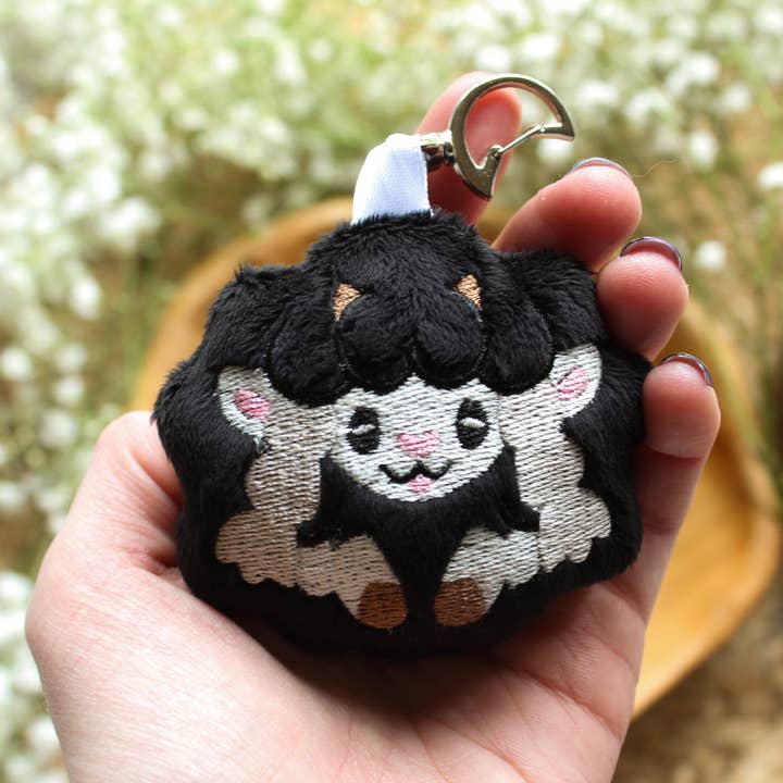 Mamukeeto – wholesale Nyckelringar - Dam – Wooloo Plysch Nyckelring | Handgjord | Pokémon | 3" x 3,5"