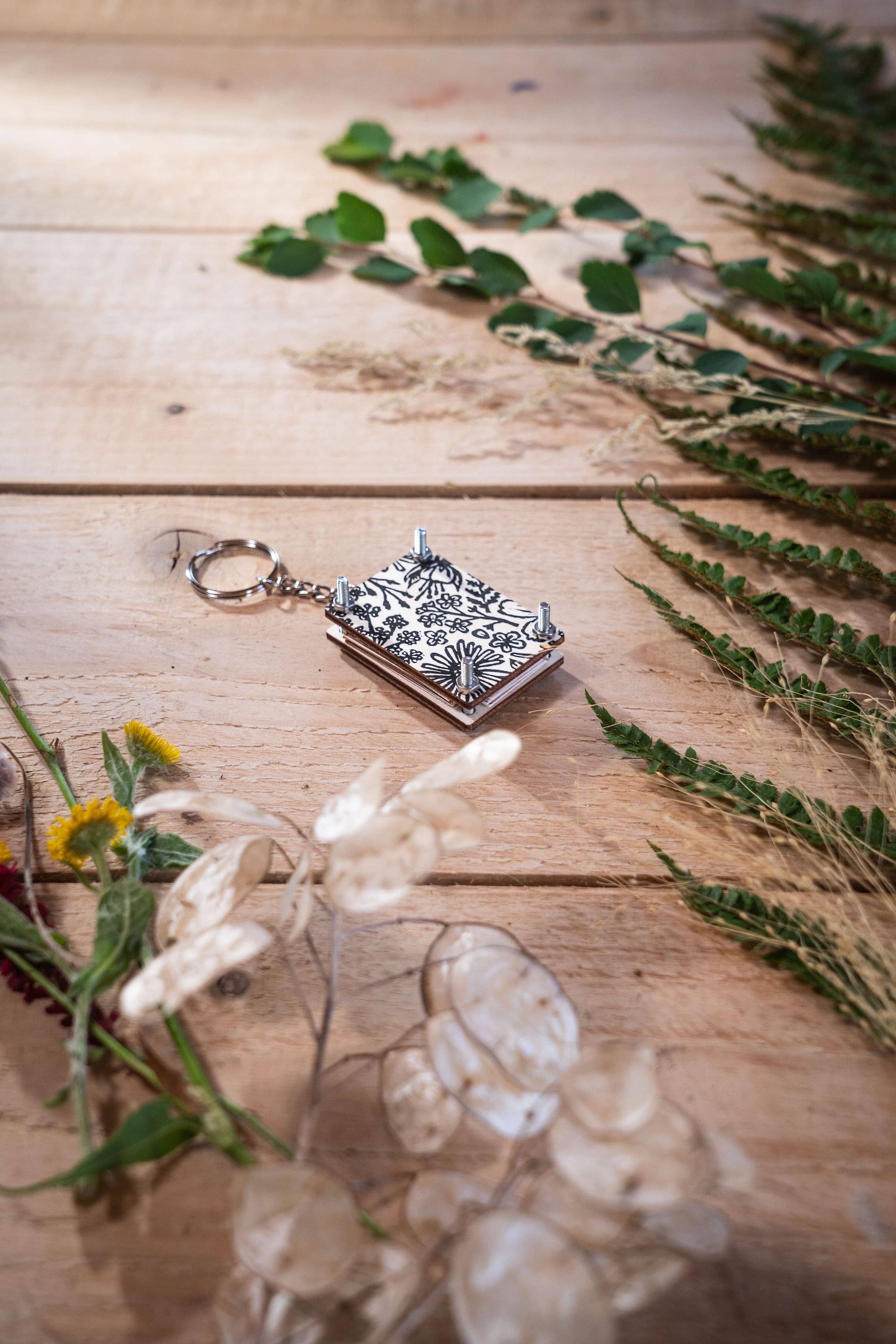 Beth Lewis Art – wholesale Keychain – Women's – Mini Keyring Flower Presses