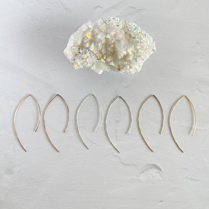 Orecchini minimalisti asimmetrici ad arco per la vendita all'ingrosso da parte di Red Giraffe Designs