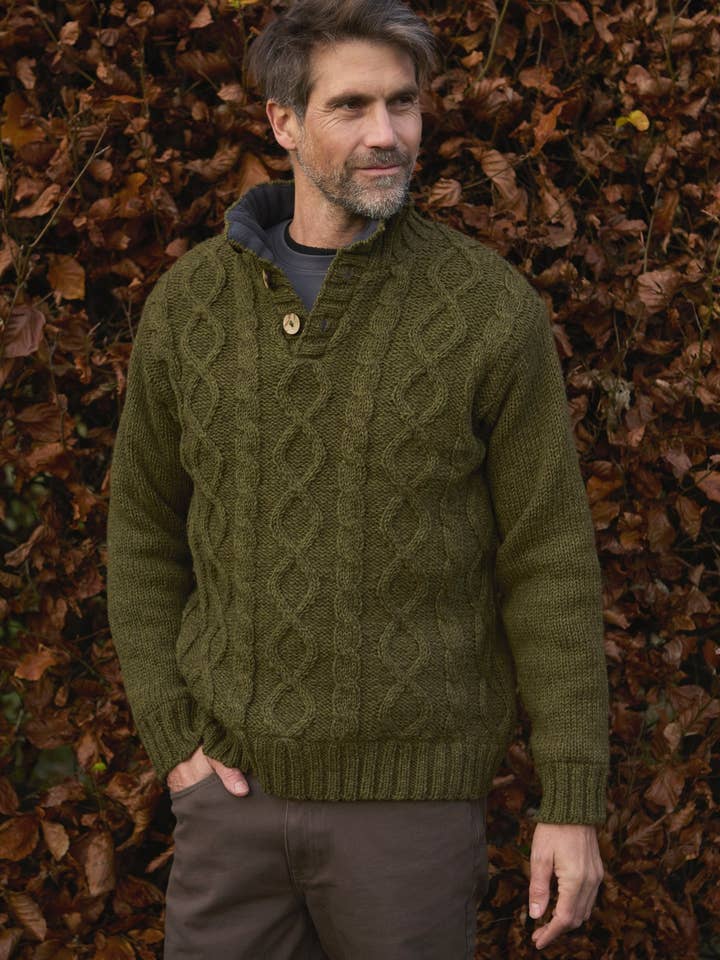 Herre Shetland Kabelstrik Knaptrøje Mosgrøn for engroshandel hos Pachamama Ltd