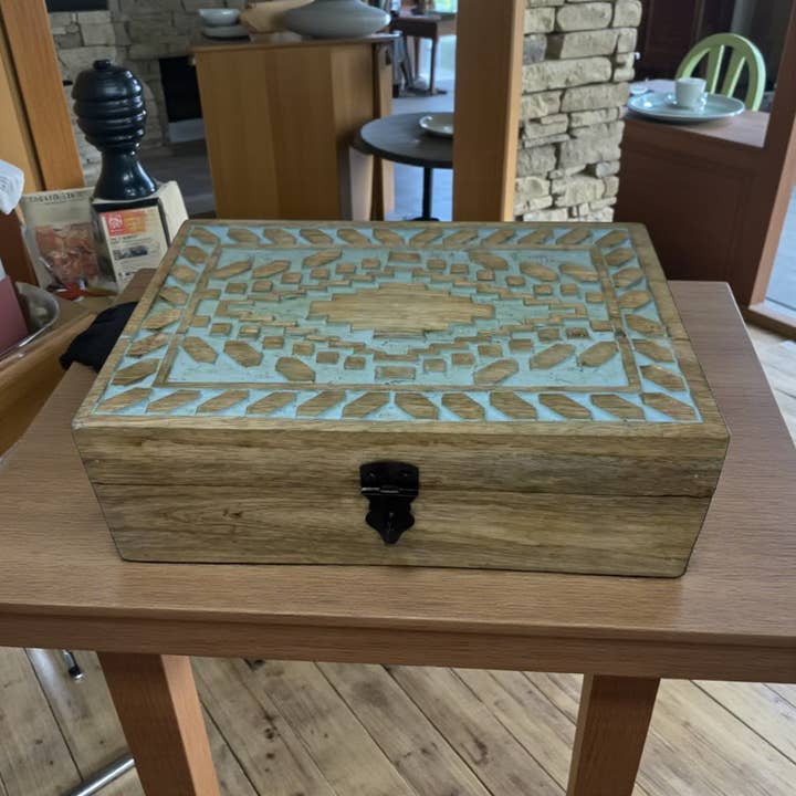 Scatola portaoggetti con cerniera in legno di mango intagliato a mano Cerimonial Life per la vendita all'ingrosso da parte di Wilco Home