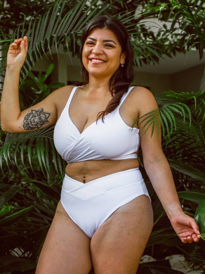 Top de Bikini Blanco Envolvente Maya para venta al por mayor de Mamacita Swim