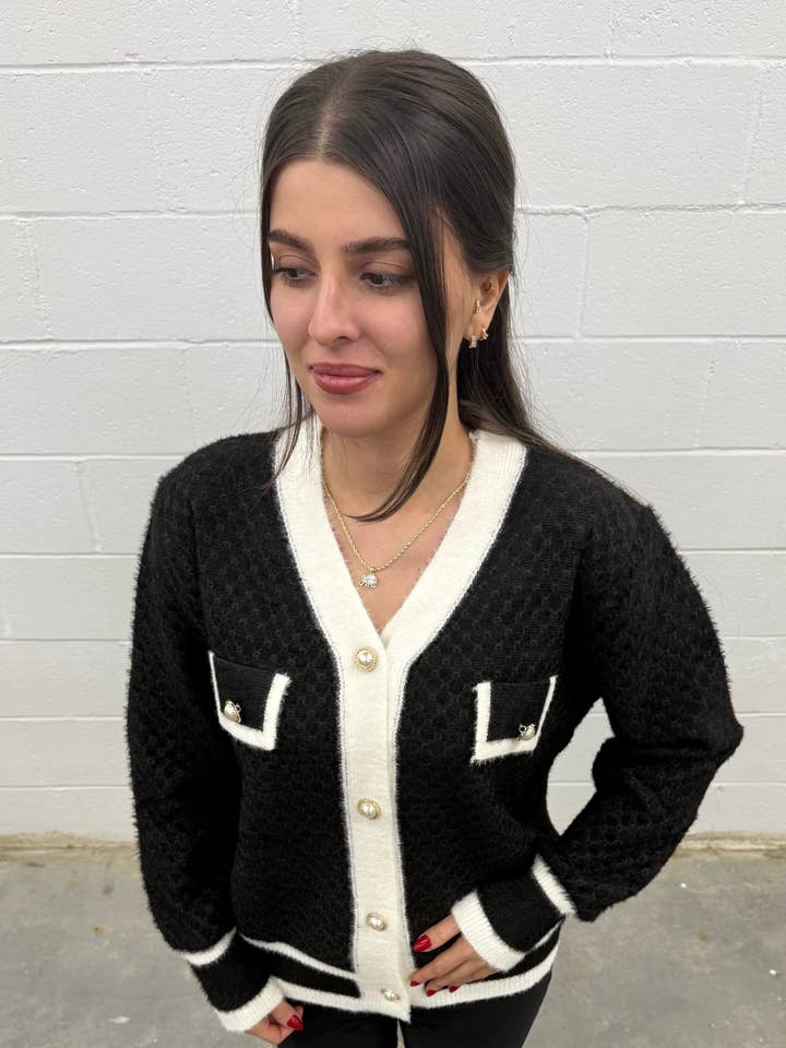 Chaqueta de punto para mujer con detalles de perlas en blanco y negro. para venta al por mayor de VAV NEW YORK