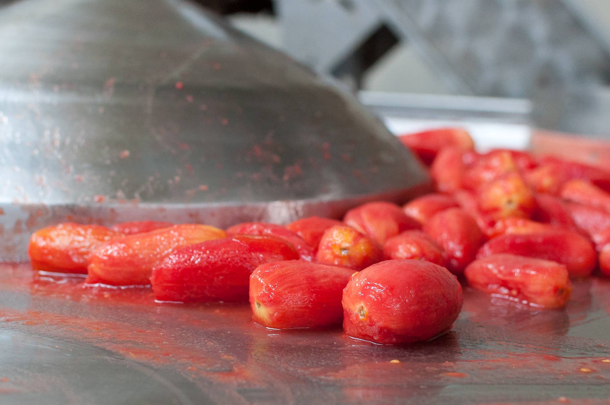 Gustarosso - Wholesale Pasta Sauce - 100% ITALIAN PEELED TOMATO in 0.400 kg tin1