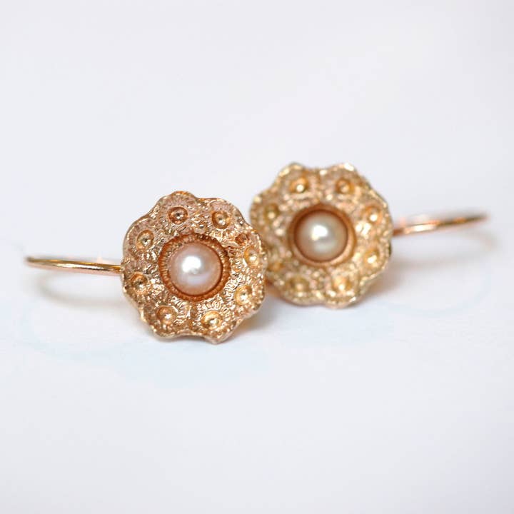 Brincos pequenos em ouro rosé com pérolas cor de rosa e botão Zeeland por atacado de Hester Zagt Sieraden