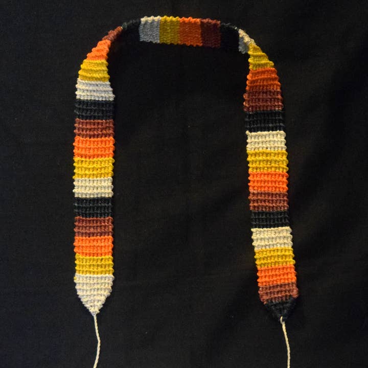 Fairtrade håndlavet hattebånd - koralslange mønstre - lavet af håndværkere fra den peruvianske Amazonas for engroshandel hos Amazon Ecology