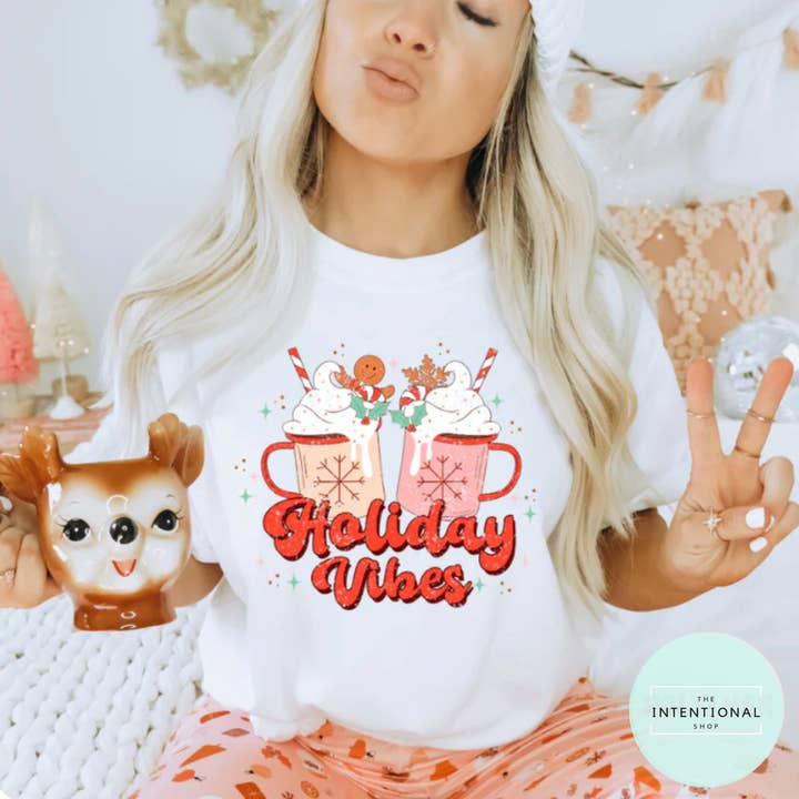 Chemise de Noël Holiday Vibes. T-shirt graphique de Noël pour la vente par The Intentional Shop