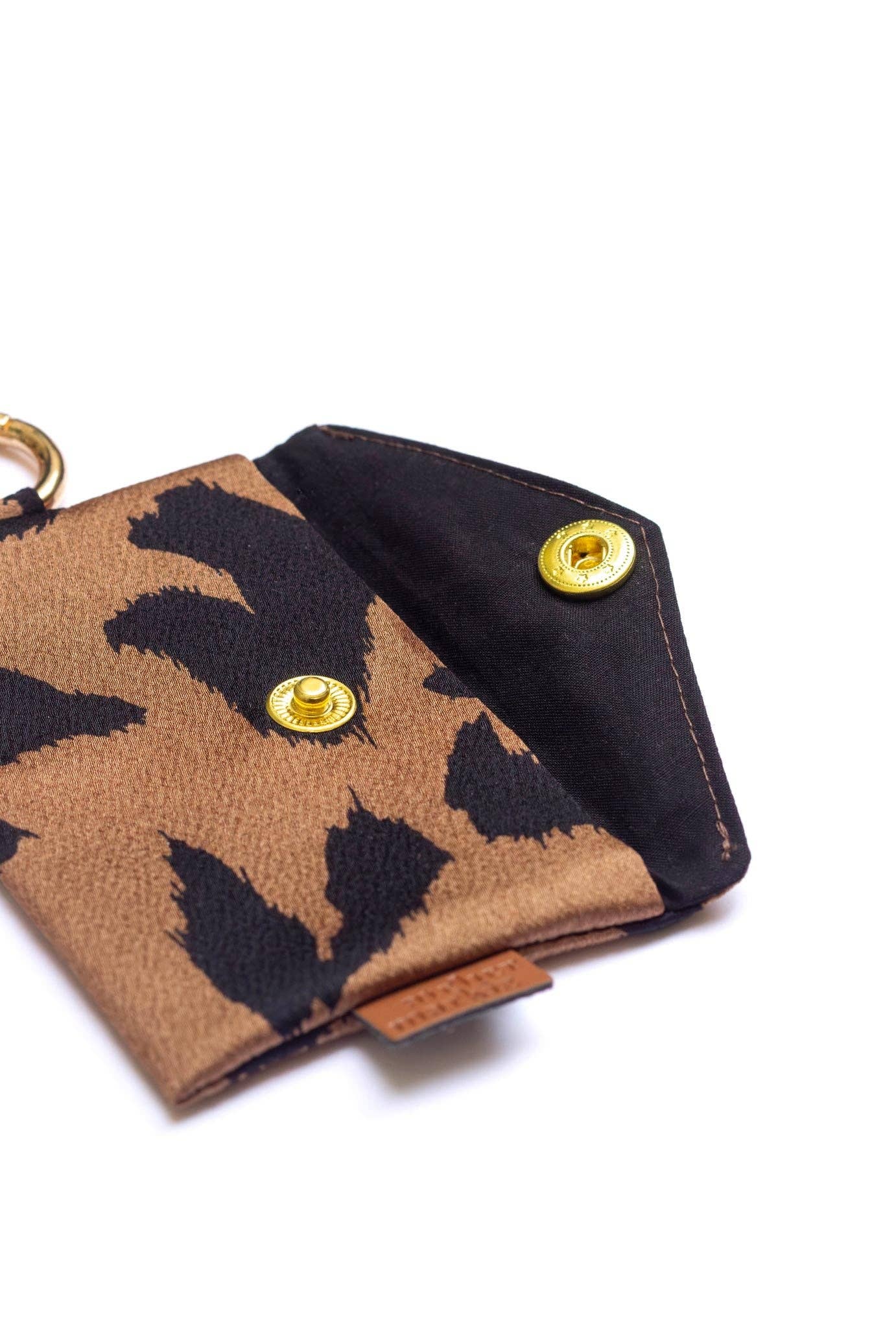 Atelier Markiz – wholesale Pet poo bag dispenser – Wild poop bag pouch2