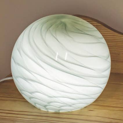 Misty Grey | Lampe de table en verre soufflé à la main | Ronde de 18 cm pour la vente par L. GLOW Home