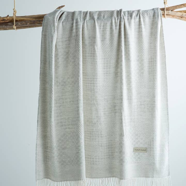 Plaid ARLETH dekorativt tæppe med blød og fin struktur for engroshandel hos Naf Naf Linge Maison